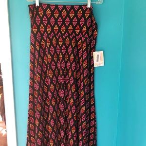 LuLaRoe Maxi Skirt. Large. NWT. Black Background.